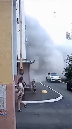 Взрыв газа. Отец спасает ребенка.