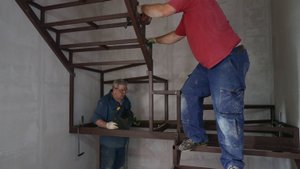 Установка лестницы в доме из блоков