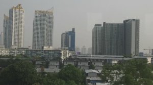 Вид из окна электрички из Бангкока в аэропорт Суварнабхуми (Таиланд).