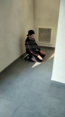 Просто мигрант курьер ПРОВОКАТОР зашёл в подъезд В ЖК, бросил сумку с заказом и начал молиться !!!
