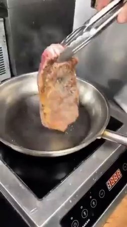 Как готовят стейк в ресторане 😋