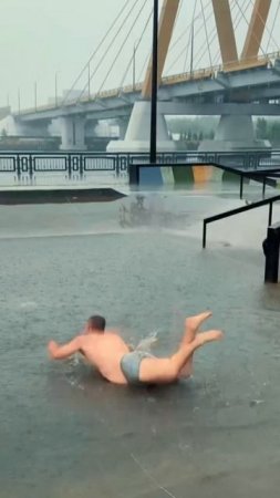 Мужик нашёл достойное применение своему пивному пузу.

А что, удобно