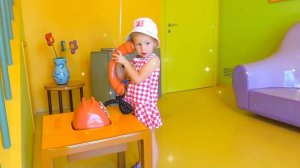 Настя играет в парке посвящённом Свинке Пеппе