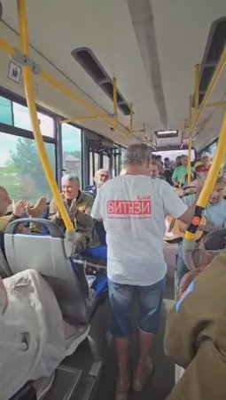 Зажигает ветеран студенческих отрядов.