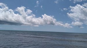 Как интересно меняется погода на Чёрном море 🌊 с одной стороны шторм, с другой светит солнце