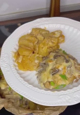Запечённая курочка с картошкой и грибами 🥘