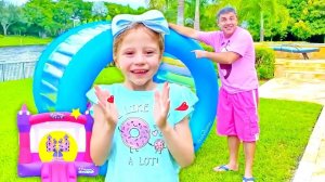 Настя и папа играют в семейные игры для детей на улице. Веселые истории для детей