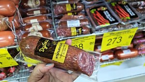 Магазин Светофор люди разбирают шикарные товары