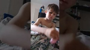 Андрей делает что-то из пластилина