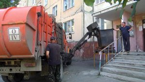 НЕПРАВИЛЬНАЯ ПАРКОВКА — МУСОР У ДВЕРЕЙ