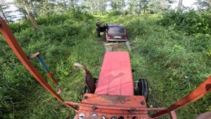 Опасная эвакуация! Трактор Т-25 чуть не перевернулся в грязи!