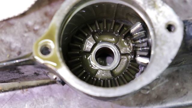 YAMAHA 4.5A. Укорачиваем ногу, устанавливаем топливный насос для питания от внешнего топливного бака смотреть онлайн