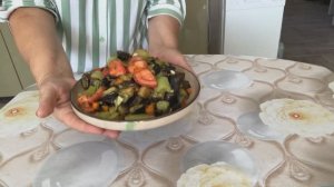 Овощное рагу с баклажанами на сковороде.