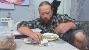 Грустный сына выгнали с удаленной работы показываю огород и кушаю