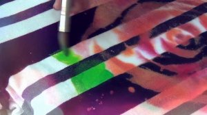 Рисунок, роспись на одежде. Роза на темной одежде.