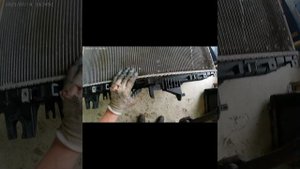 Процесс замены верхнего бачка радиатора охлаждения автомобиля Nissan Patrol