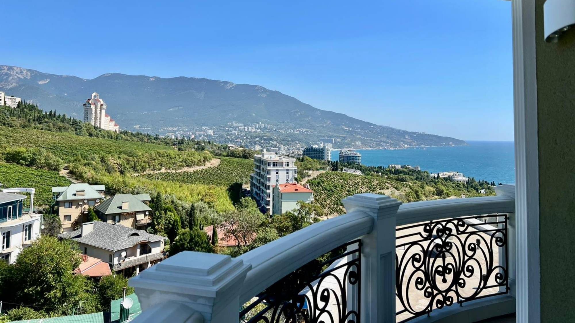 Роскошная 3-комнатная квартира с панорамным видом на Ялту и море смотреть онлайн