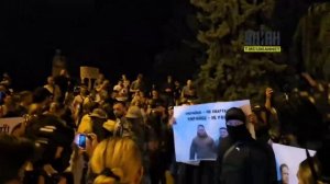 В Киеве на митинге протестующие, включая людей в военной форме, вышли с плакатами.