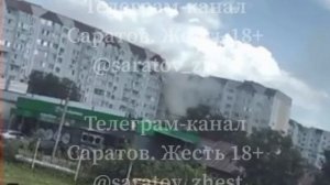 Момент взрыва в Саратове попал на видео — на кадрах вспышка, куча осколков и рухнувшая стена.