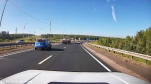 Нива в потоке машин ведет себя достойно