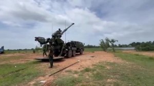 На кадрах 155-мм САУ M758 (местное наименование производимой по лицензии израильской САУ ATMOS-2...