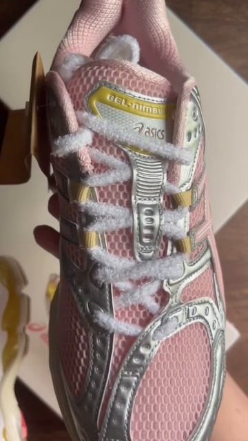 Модель обуви VandyThePink x atmos x ASICS GEL-NIMBUS 10.1 «Banana» смотреть онлайн