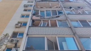 Спасатели разбирают завалы после взрыва газа в жилом доме в Саратове