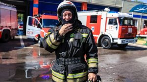 Под аплодисменты и вой сирен: в Мытищах пожарного феерично проводили на пенсию