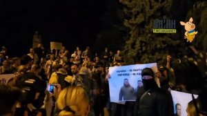 В Киеве развернули плакаты, на которых рядом с фото Ермака и Зеленского написано:«Предатели Украины»