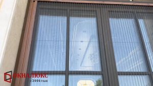 На штульповом окне со шпросами из евробруса установлена сетка плиссе в цвете каштан.ОКНАЛЮКС