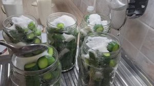 Мариную огурцы.Соль,сахар и уксус прямо в банку.
