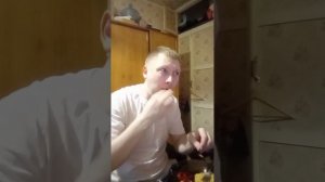 Смотрю интересный фильм . Кушаю очень вкусный обед . Разговариваю с вами