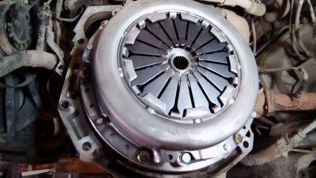 Hyundai Solaris Хёндэ Солярис не крутит, жужит стартер, меняю сцепление и маховик, замена бендикса смотреть онлайн