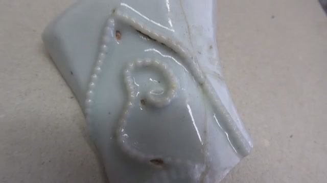 Фарфоровая чаша из Китая с накладным орнаментом