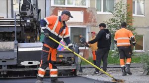 На улице Портовой, 25/21 в Магадане проводят благоустройство территории