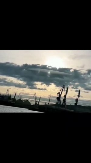 Огромная плоскость возникла в тучах у побережья Франции.