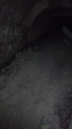 Многие ходы забутованы, в них невозможно пройти в меловом пещереом храме в посёлке Индычий