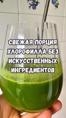 Беру петрушку и апельсин. Всего 2 ингредиента и исцеляющий сок готов.