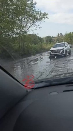 Село Ендовище Семилукского района. По такой дороге люди вынуждены объезжать ремонт моста.