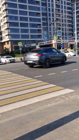 Машины поворачивают на перекрестке