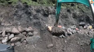 Строительство, экскаватор копает песок