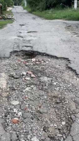 Эта разбитая с ямами дорога в Воронеже является важной артерией Ленинского района.