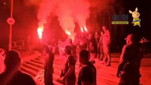 Протестующие в Киеве не думают расходиться к ночи: жгут фаеры под звуки сирен воздушной тревоги.