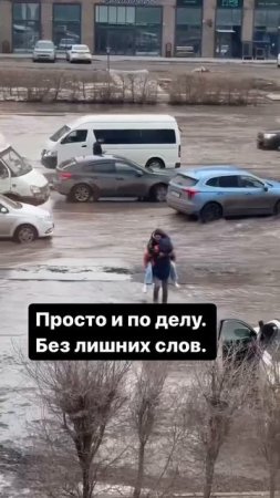 Белые кроссовки берегу