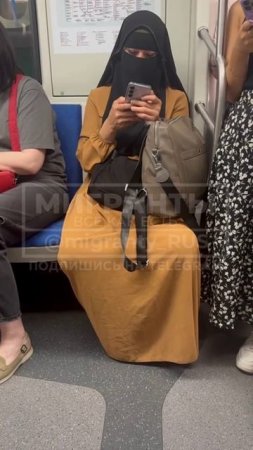 Девушка в метро засняла мужика в парандже !!!