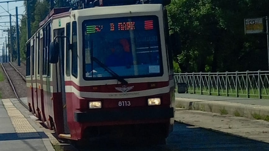 прохожу свои уровни в geometry dash мы с каждым разом когда я умираю я улегчаю свой уровень