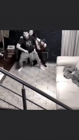 Отец храбро защищает своих детей