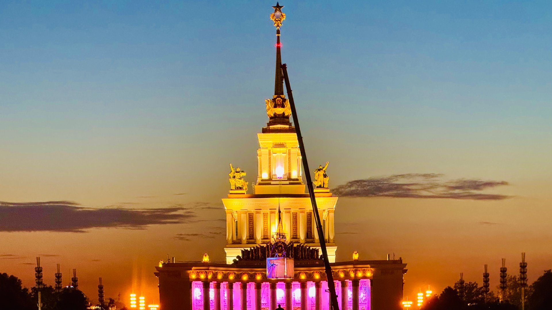 Потрясающее вечернее шоу воздушных гимнастов у Центрального павильона на Главной аллее ВДНХ