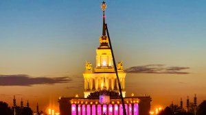 Потрясающее вечернее шоу воздушных гимнастов у Центрального павильона на Главной аллее ВДНХ