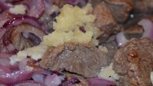 Говядина с помидорами